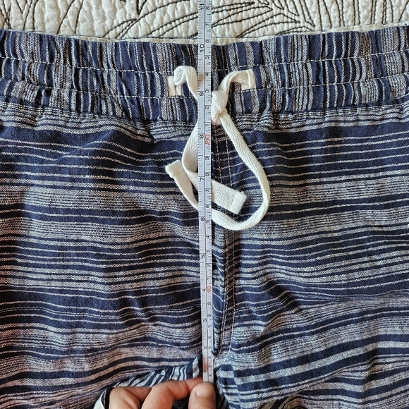 EUC Athleta Jacquard Sandbar Shortie Size 12 100% linen Navy White Stripe - Picture 8 of 13